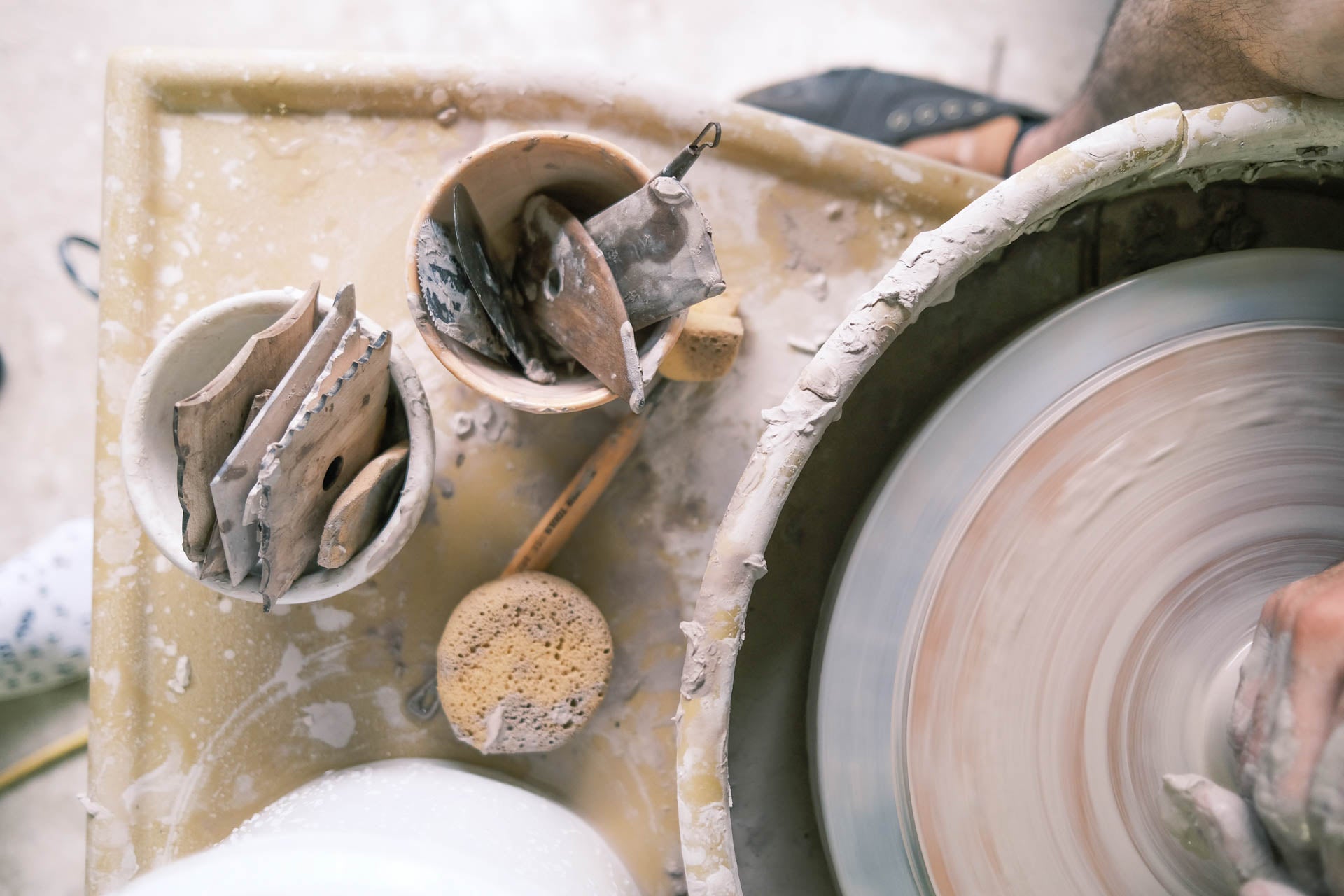 Hvordan laver man håndlavet keramik?